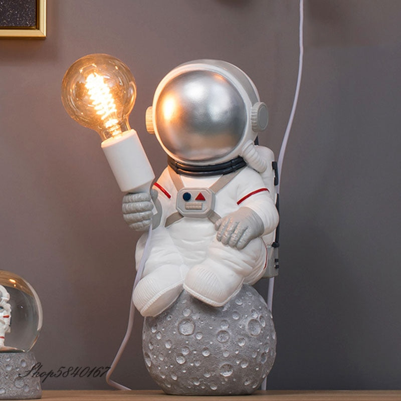 Modern Astronaut Table Lamp Art Deco Resin Lamp Table Bedroom Lamp Creative Living Room Loft Decoration Space Man Desk Light LED