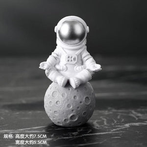 1pc Resin Astronaut Figure Statue Figurine Spaceman Sculpture Educational Toys Desktop Home Decoration Astronaut Model Kids Gift